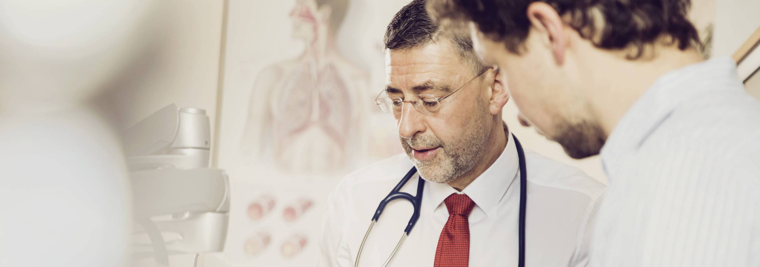 Dr. Schnell mit Patienten